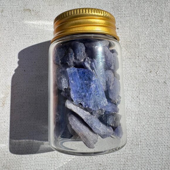 375 carats of Tanzanite Crystals in Jar - Picture 8 of 8